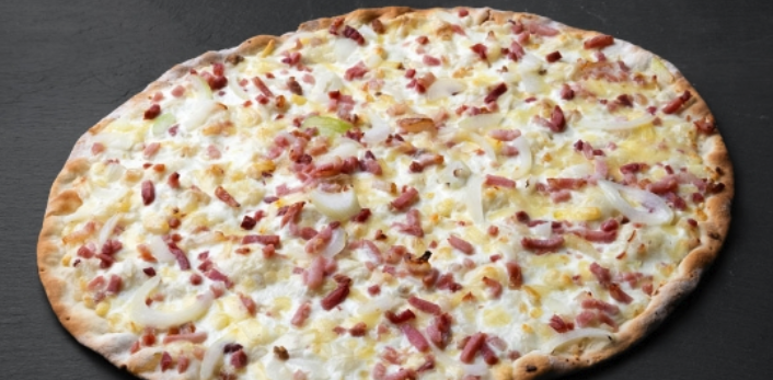 Flammkuchen mit österreichischem Bergkäse und Speck